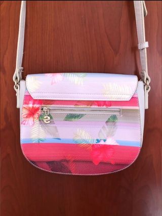 Bolso Desigual bandolera.      Tous
