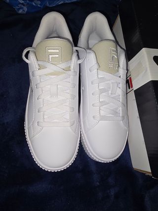 ¡OFERTA! Tenis Fila blancos.