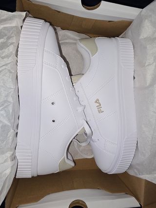 ¡OFERTA! Tenis Fila blancos.
