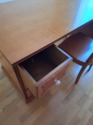 Escritorio de madera maciza, clásico, con silla.