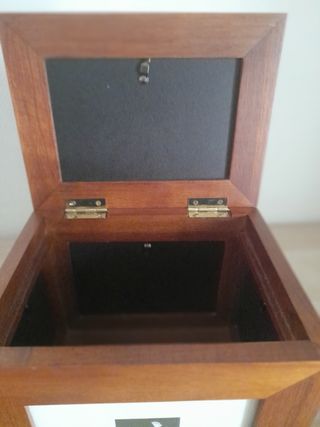 Caja madera marrón. Medidas: lsrgo 21cm Alto 17