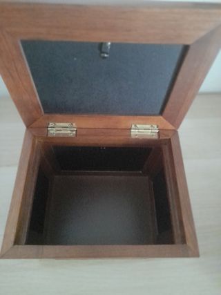 Caja madera marrón. Medidas: lsrgo 21cm Alto 17