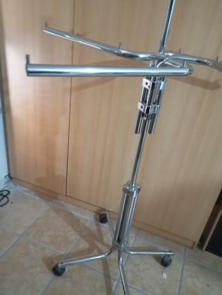 Perchero metálico 4 brazos, diferentes alturas