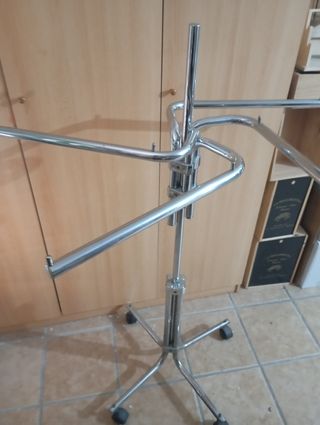 Perchero metálico 4 brazos, diferentes alturas