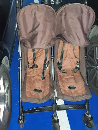 Silla gemelar doble, marrón. Marca Be cool