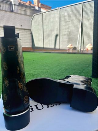 Botines Guess militares negros y marrón