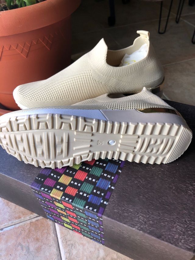 Zapatillas beige sin cordones - Talla 37