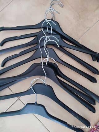 20 Perchas Plásticas Negras