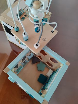 Cubo de actividades de madera para bebé.