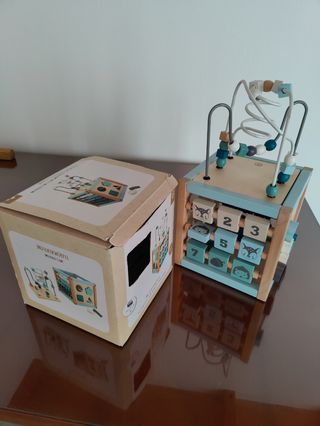 Cubo de actividades de madera para bebé.