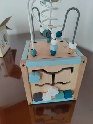 Cubo de actividades de madera para bebé.