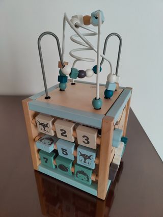 Cubo de actividades de madera para bebé.