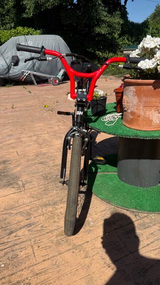 Bicicleta BMX BH roja