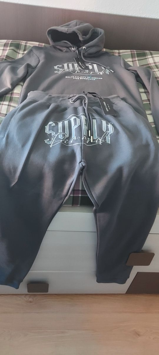 Conjunto sudadera y pantalon, gris y blanco