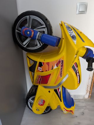 Moto correpasillos  amarilla