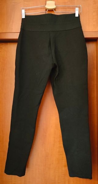Pantalón pitillo ZARA negro con cintura alta