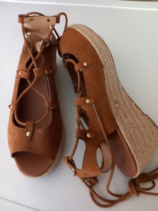 Sandalias cordones atadas a la pierna