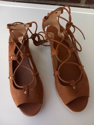 Sandalias cordones atadas a la pierna