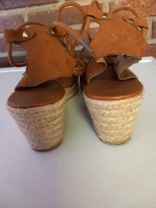 Sandalias cordones atadas a la pierna