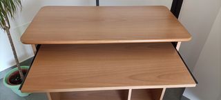 Scrivania legno marrone con ruote e porta tastiera