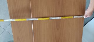 Scrivania legno marrone con ruote e porta tastiera