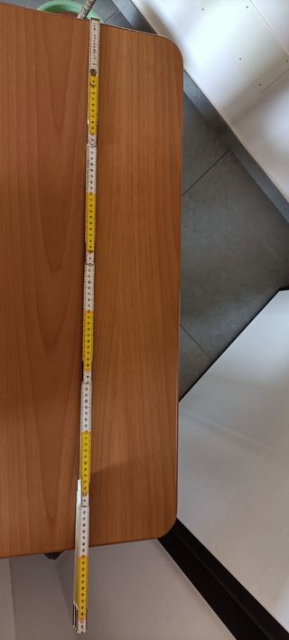 Scrivania legno marrone con ruote e porta tastiera