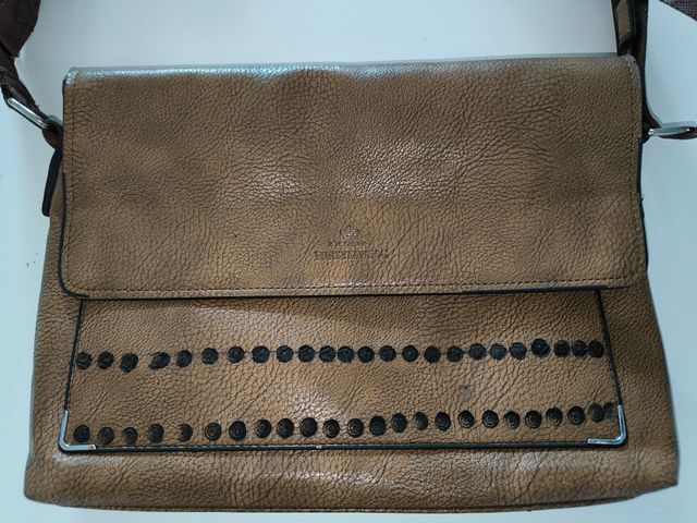 Borsa donna a tracolla marrone in pelle.