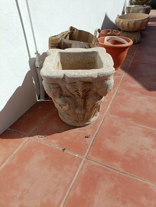 Macetero de piedra. Lote de 4 unidades 100€.