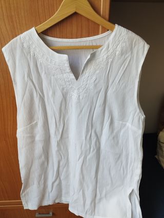 Blusa blanca bordada sin mangas