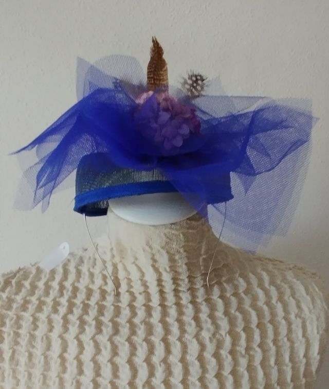 Tocado azul con plumas