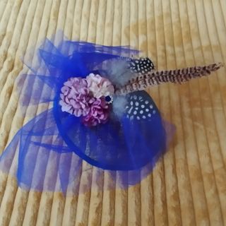 Tocado azul con plumas