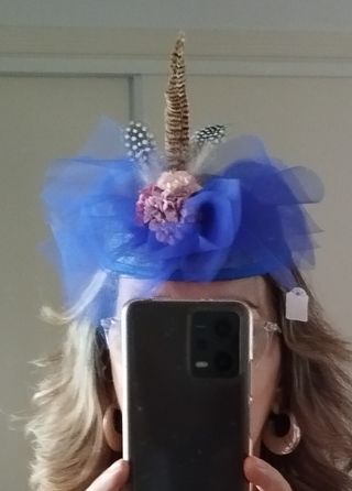 Tocado azul con plumas