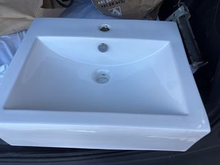 Lavabo porcelana blanco sobre encimera