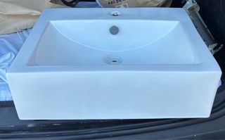 Lavabo porcelana blanco sobre encimera