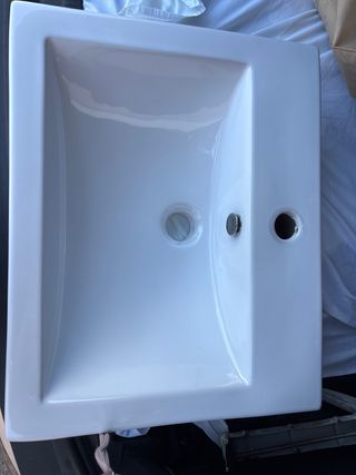 Lavabo porcelana blanco sobre encimera