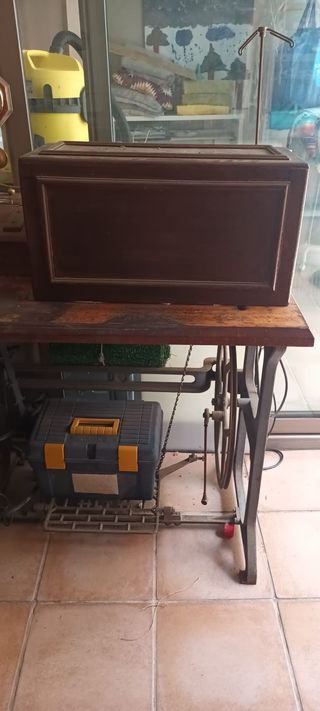 Máquina coser Alfa antigua con mueble