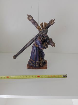 Cristo con cruz: Figura religiosa