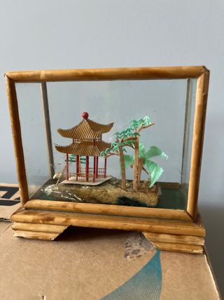 Miniatura japonesa: Pagoda en vitrina