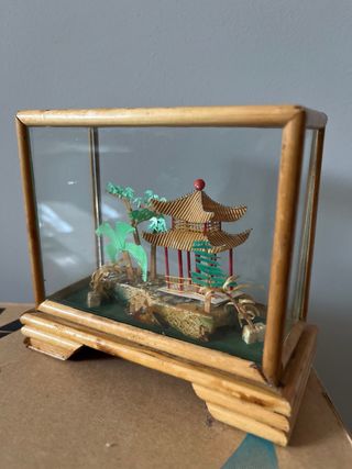 Miniatura japonesa: Pagoda en vitrina