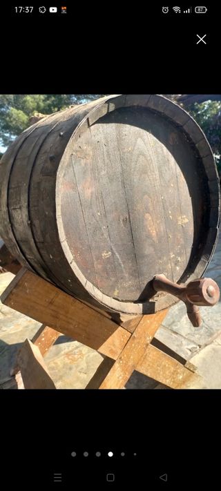 Barrica vino antigua con soporte