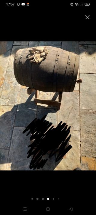 Barrica vino antigua con soporte