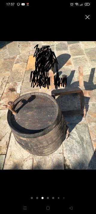 Barrica vino antigua con soporte