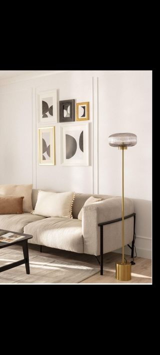 Lámpara de pie dorada con pantalla de cristal