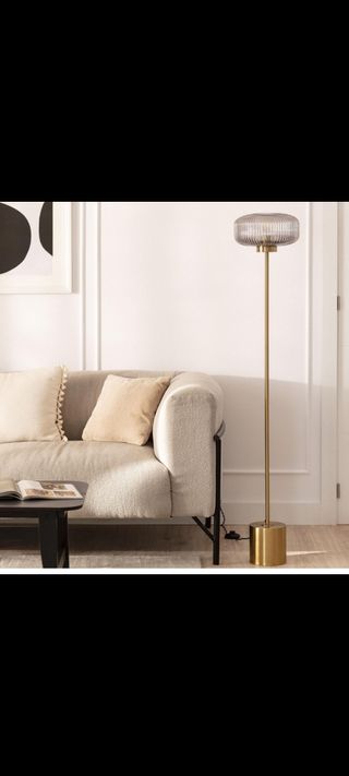 Lámpara de pie dorada con pantalla de cristal