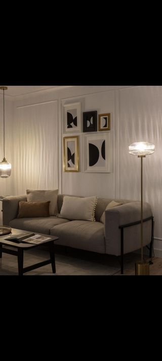 Lámpara de pie dorada con pantalla de cristal