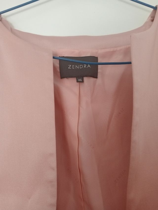 Chaquetilla/Bolero El Corte Inglés
Color salmón.