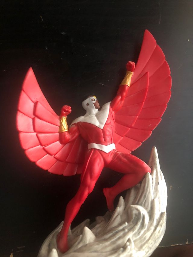 Figura Falcon Marvel
