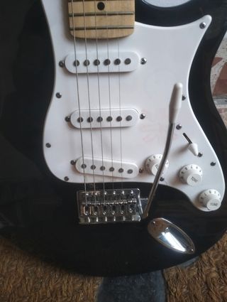 Guitarra eléctrica Behringer tamaño pequeño 