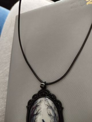 Collar Gótico Cuervo en Cementerio 