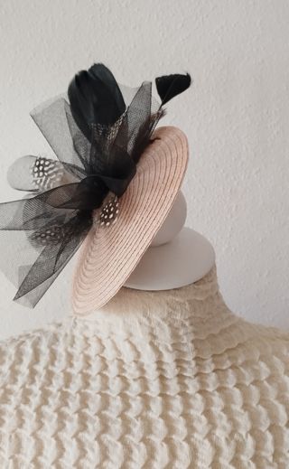 Tocado rosa maquillaje con plumas negras